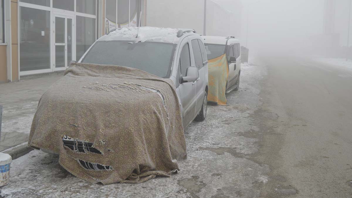 Ağrı buz tuttu; araçlar çalışmadı