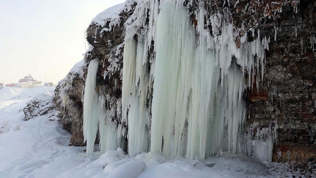 Ağrı'da dere ve göller dondu