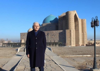 Yıldırım, Hoca Ahmet Yesevi Türbesi'ni ziyaret etti