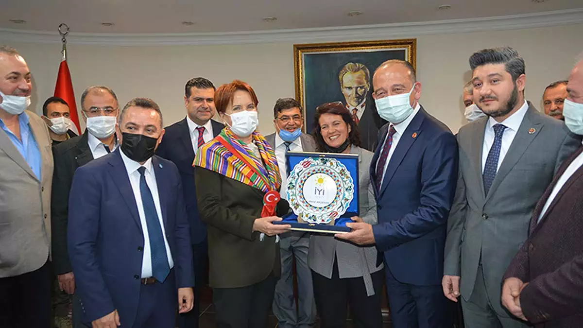 2 yıldır ilçe ilçe gezdiğini belirten akşener "amacım; esnafın içinde bulunduğu zor duruma dikkat çekmek. Esnaf bu ülkenin bel kemiği" dedi.