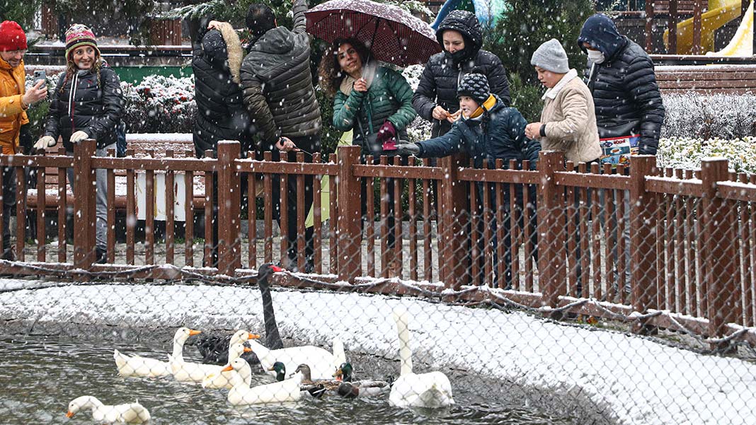 Ankara'da kar yağışı; Her yer beyaza büründü