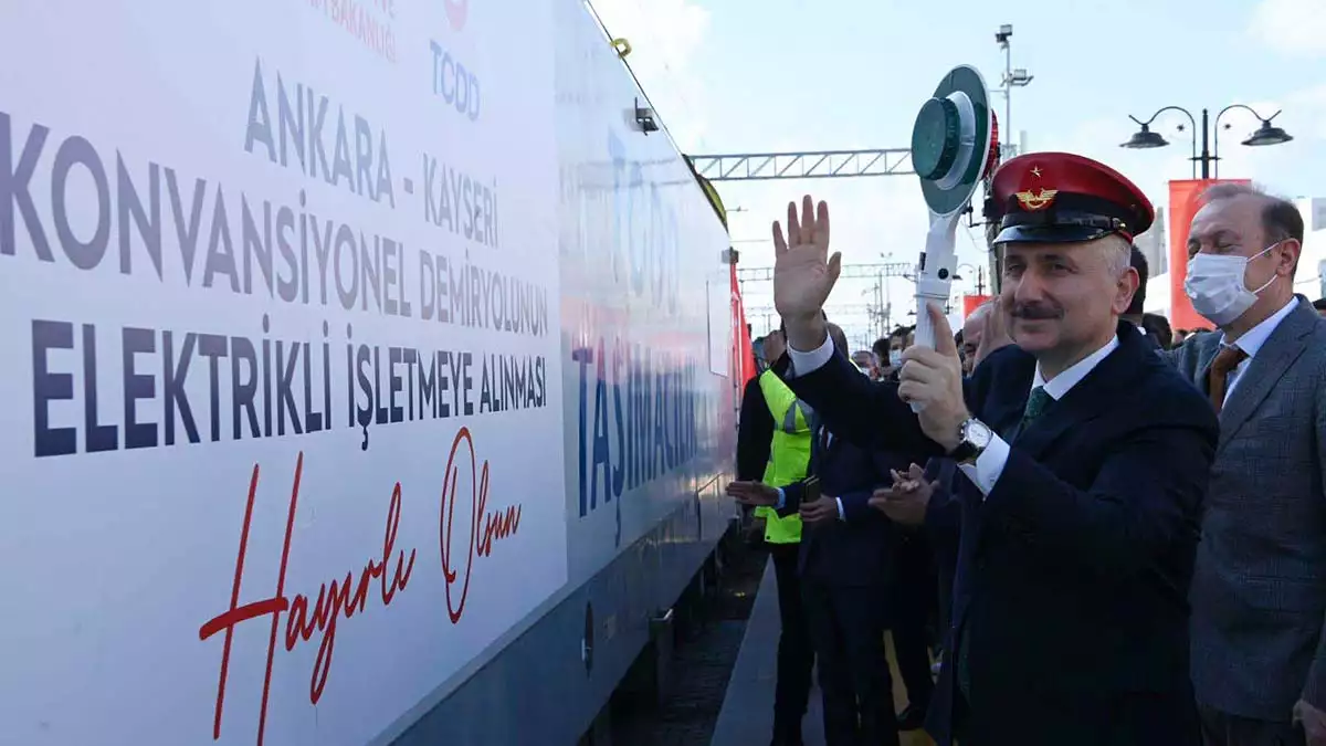 Kırıkkale'de ulaştırma ve altyapı bakanı adil karaismailoğlu'nun katıldığı törenle ankara-kayseri konvansiyonel demir yolu 'elektrikli' olarak işletmeye açıldı.