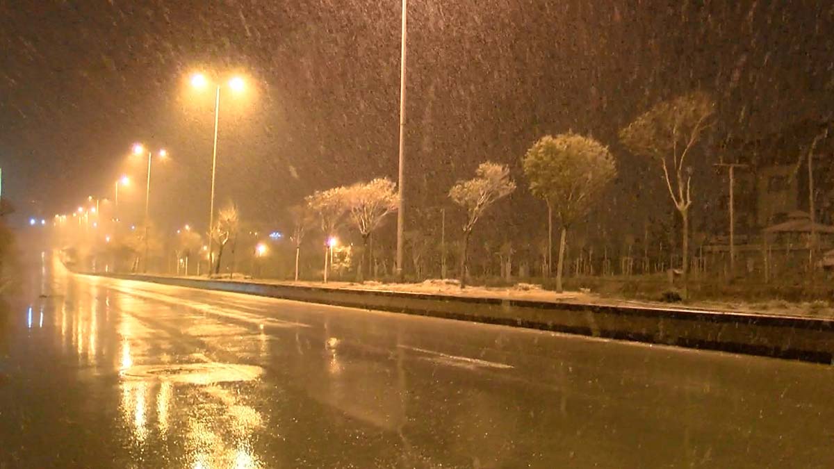 Hava sıcaklıklarının eksi 1 dereceye kadar düşmesiyle birlikte Başkent'in yüksek kesimlerinde kar yağışı etkili oldu.