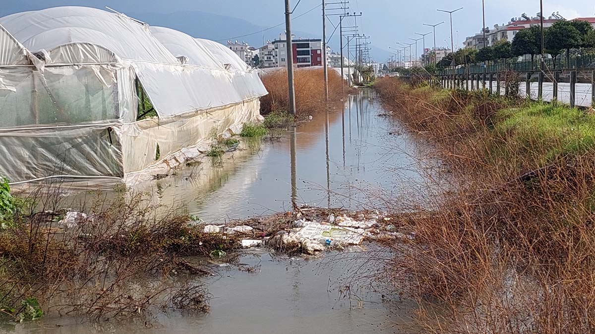 Demre'de seraları, evleri su bastı