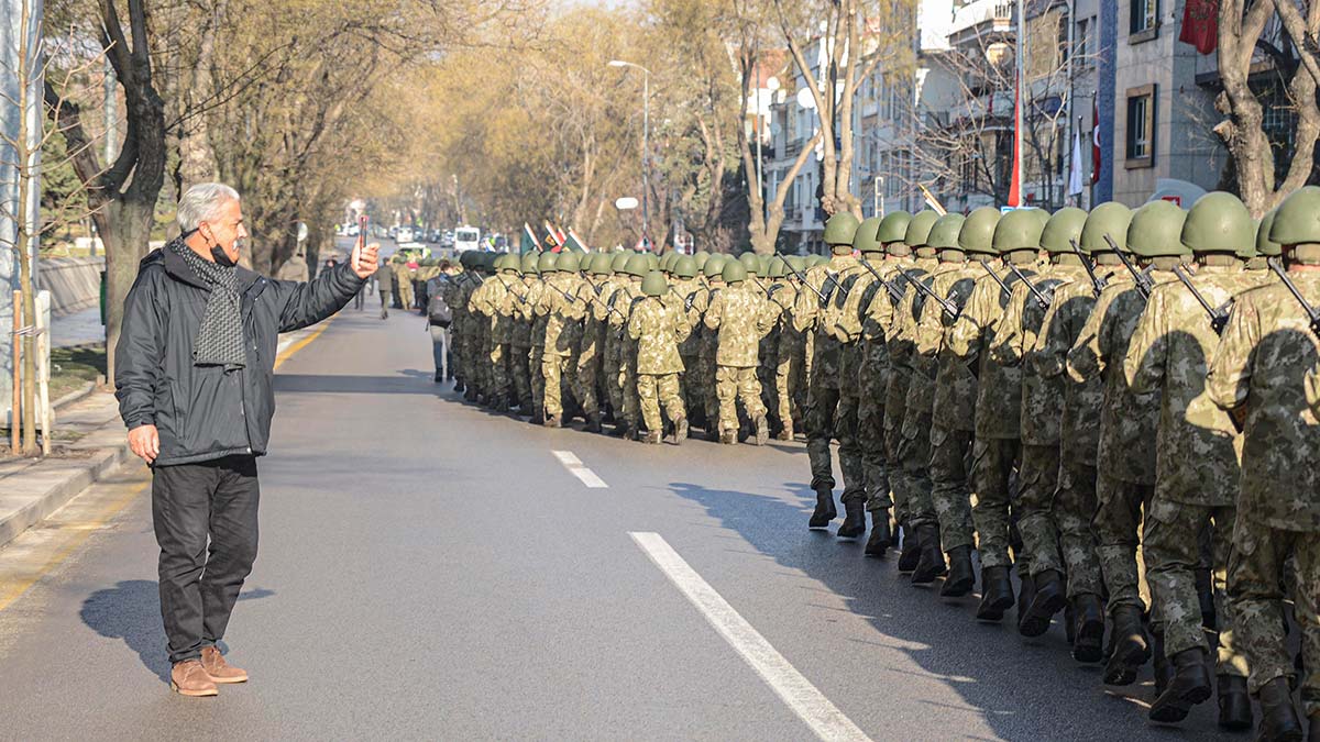 Ulu önder Mustafa Kemal Atatürk'ün Ankara'ya gelişi kutlandı. Bazı vatandaşlar asker selamı vererek 'Atatürk Garnizon Koşusu'nu izlerken, öğrenciler Türk bayraklarıyla askerleri selamladı.