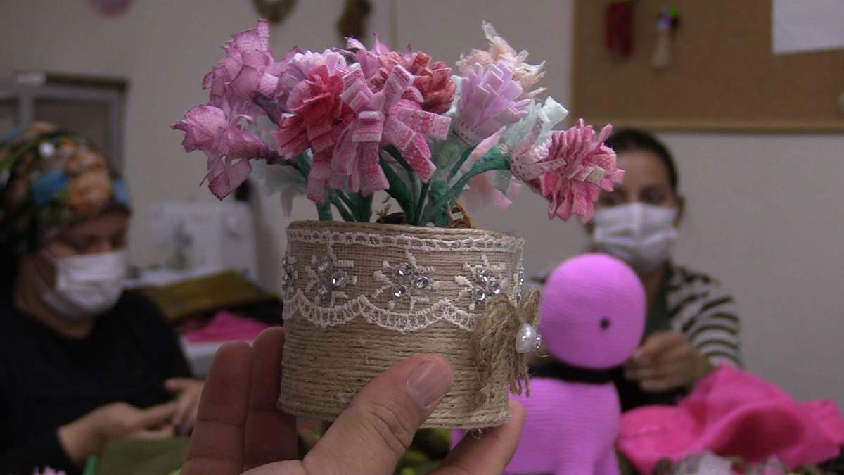 Atık maske ve malzemelerden süs eşyası üretiyorlar