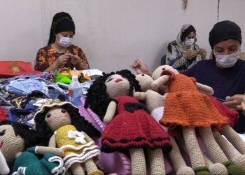 Atık maske ve malzemelerden süs eşyası üretiyorlar