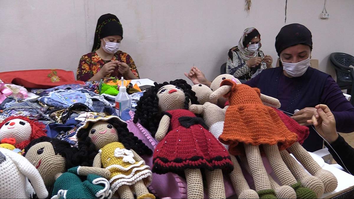 Atık maske ve malzemelerden süs eşyası üretiyorlar