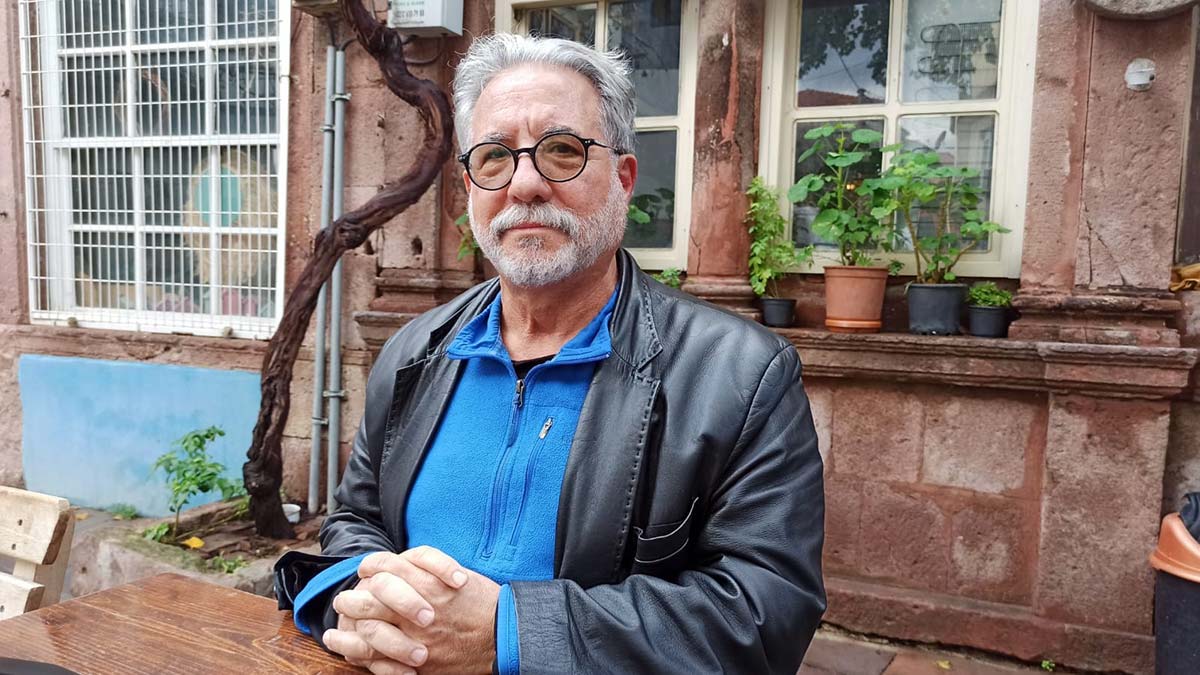 Balıkesir’in Ayvalık ilçesi kırsal Karaayıt Mahallesi'ndeki demir ve bakır madeninin istinat duvarı çöktü. Çevreciler, maden atıklarının içme suyuna karıştığını iddia ederken görüntüler sosyal medyada yer aldı. Balıkesir Çevre, Şehircilik ve İklim Değişikliği İl Müdürlüğü ekipleri, iddialar üzerine olay yerinde tespit yaparak, numune aldı.