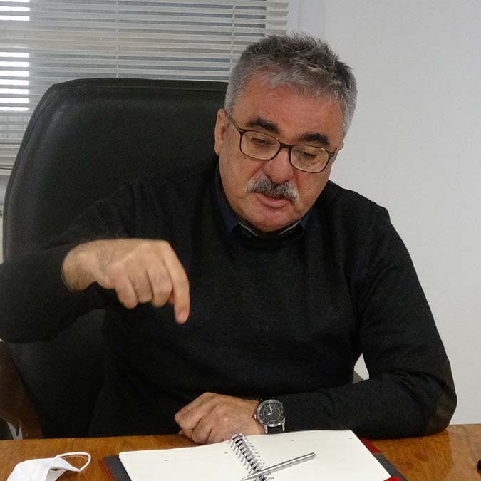 Ayvalık'ta madenden dereye atık karıştığı iddiası üzerine sudan numune alındı.