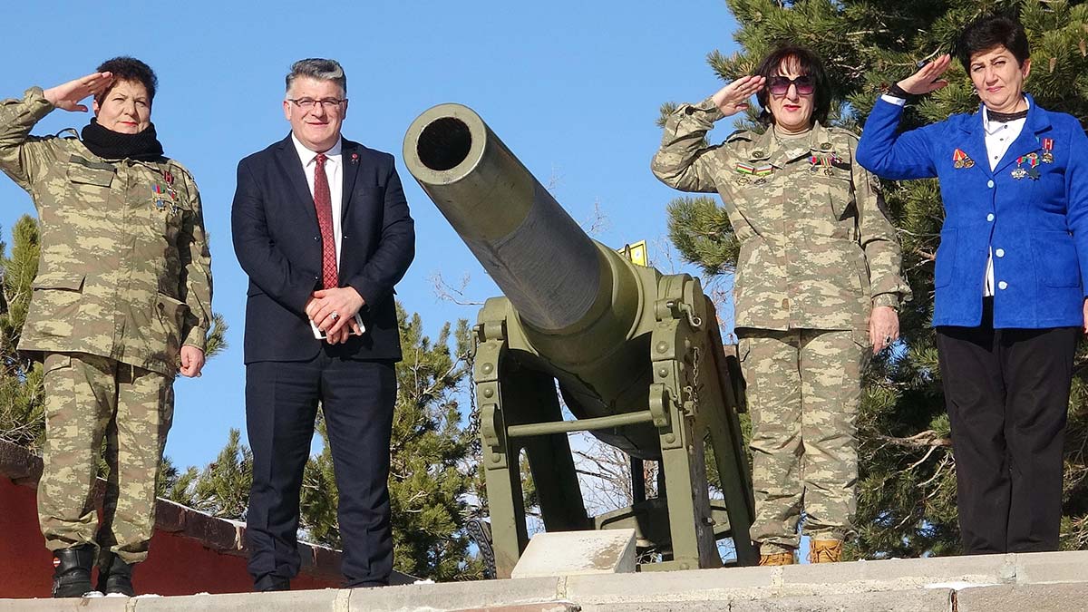 Ermenistan’ın 1990’lı yıllarda Karabağ’ı işgali sırasında cephede erkekleri yalnız bırakmayan Azeri kadın gaziler Erzurum’a geldi.