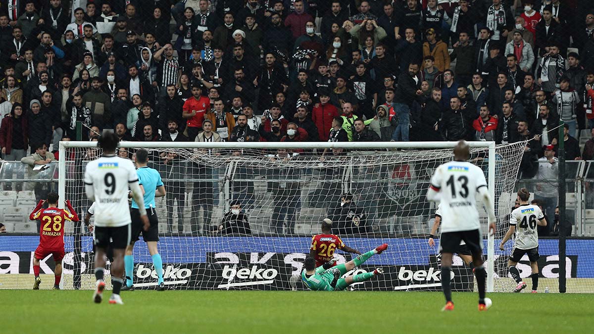 Kartal umuda doğru kanatlandı... Hafta içinde Sergen Yalçın'ın görevden ayrılmasıyla maça altyapı hocası Önder Karaveli yönetiminde çıkan Kara Kartal rahat bir nefes aldı.