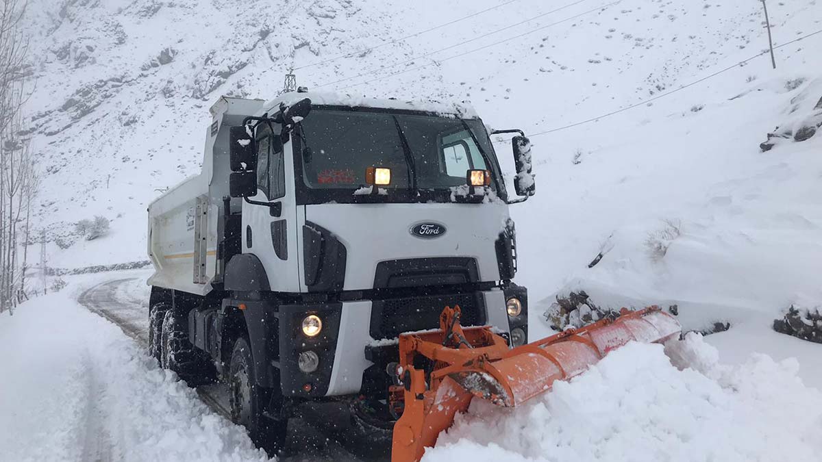 Uludere'de kar kalınlığı 1 metreyi geçti