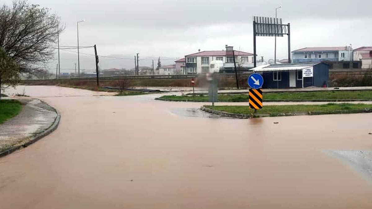 Biga'da sağanak seraları sular altında bıraktı