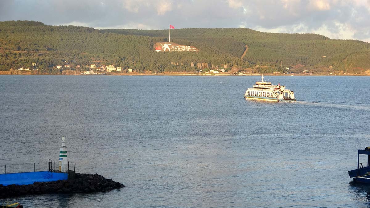 Feribot seferlerine fırtına engeli