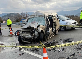 Burdur'da hafif ticari araç TIR'a çarptı: 4 ölü