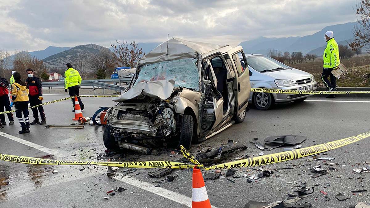 Burdur'da hafif ticari araç TIR'a çarptı: 4 ölü