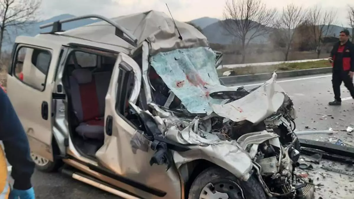 Burdur'da hafif ticari araç tir'a çarptı: 4 ölü