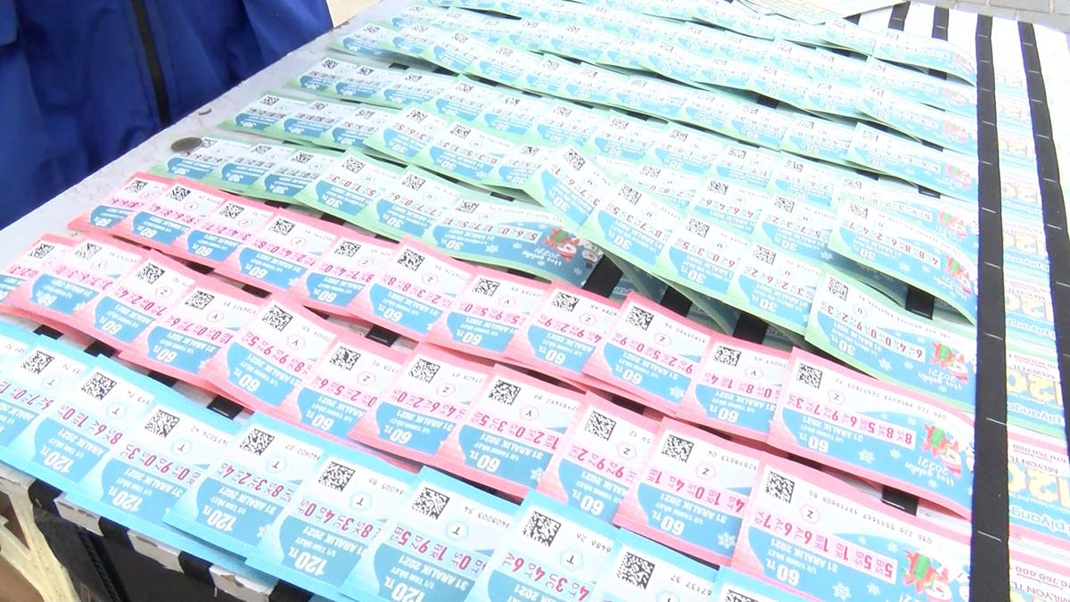 Büyük ikramiyeye sayılı günler kala milli piyango biletlerine ilgi arttı. 120 milyonluk büyük ikramiyenin sahibi olmak isteyen vatandaşlar, gişelerin yolunu tuttu.