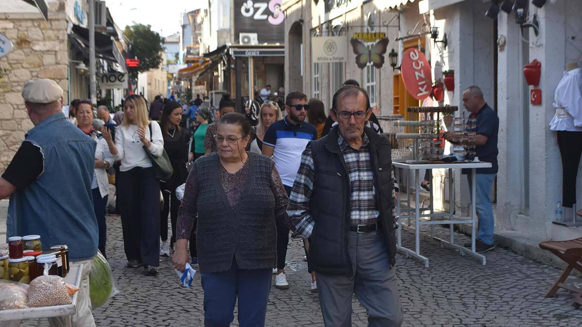 İzmir'in turistik ilçesi Çeşme'de oteller yılbaşı öncesinde yüzde 100 doluluk oranına ulaştı.