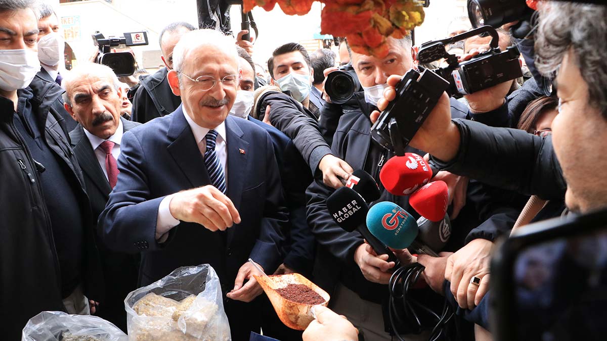 Cumhuriyet Halk Partisi Genel Başkanı Kemal Kılıçdaroğlu Şanlıurfa'da esnaflla buluşup, adliye önünde 276 gündür oturma eylemi yapan Şenyaşar ailesini ziyaret etti.