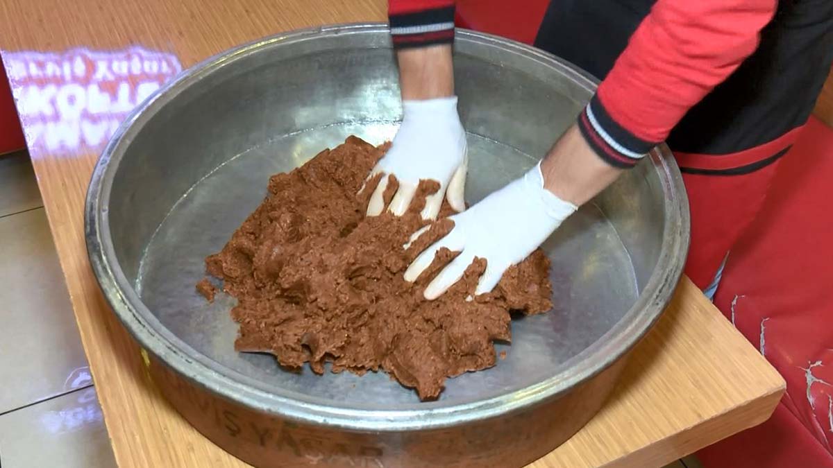 Çiğ Köfte Üreticileri Derneği (ÇİĞDER) Başkanı Orhan Güzelaydın'dan Çiğ köftede stok tepkisi.