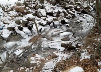 Çoruh Nehri'nin yüzeyi buz tuttu