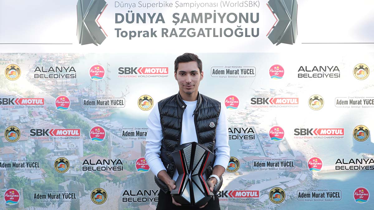 Dünya şampiyonu Razgatlıoğlu'na coşkulu karşılama