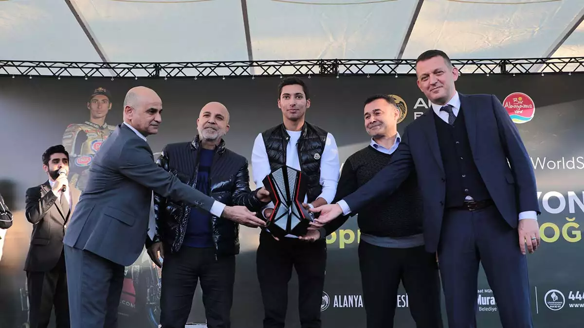 Dünya superbike şampiyonası'nda şampiyonluğa ulaşan ilk türk motosikletçi olarak tarihe geçen  dünya şampiyonu razgatlıoğlu'na coşkulu karşılama.