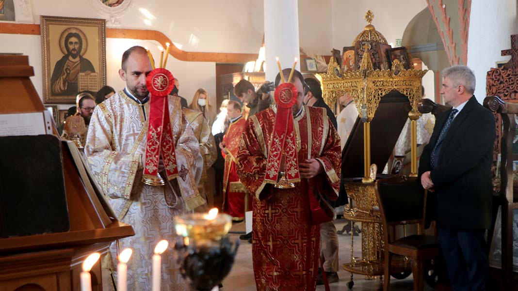 Tarihi kilisede ayine katılan Bulgaristan Edirne Başkonsolosu Borislav Dimitrov, yeni yılın tüm insanlık için barış ve güzelliklerle dolu bir yıl olmasını dilediklerini söyledi.