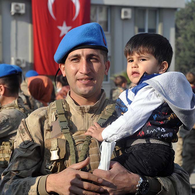 El Bab'da görevini tamamlayan Jandarma Komando Özel Harekat Tabur Komutanlığı'nda görevli komandolar, 6 ay sonra aileleriyle.