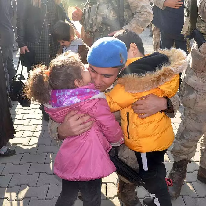 Komandolar el bab'dan döndü