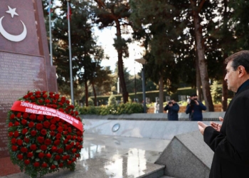 Bakan Dönmez, Türk Şehitliği'ni ziyaret etti