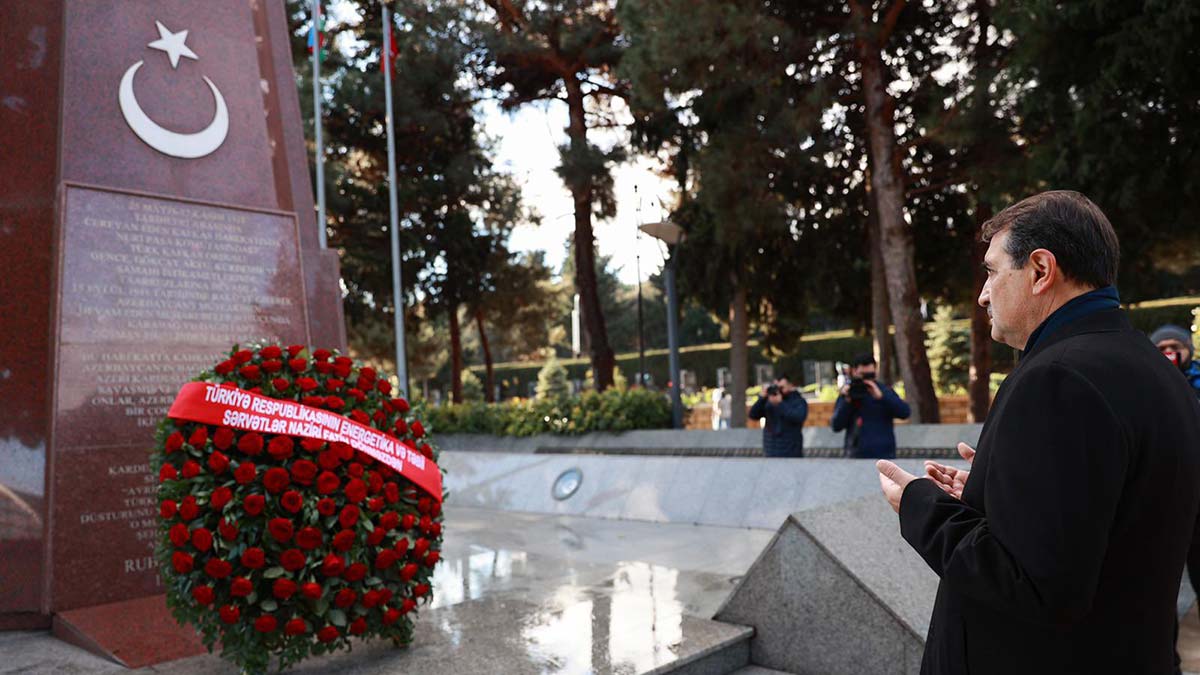 Bakan Dönmez, Türk Şehitliği'ni ziyaret etti