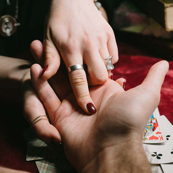 Fal ile gelen katliam... Değerli okurlarım. Hayatımız özgüven ve merak üzerine kurulu bir anatomi gibi hem yaşıyoruz, hem ne yaşayacağımızı bilmek istiyoruz yani gaybı o kadar merak ediyoruz ki kendimizi şeytana satacak kadar meraklı konuma düşürüyoruz.