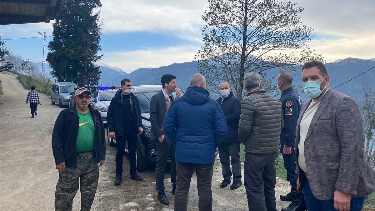 Fındıklı'da orman yangını; 2 ev yandı