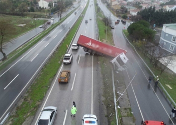 Büyükçekmece'de TIR yoldan çıktı, askıda kaldı