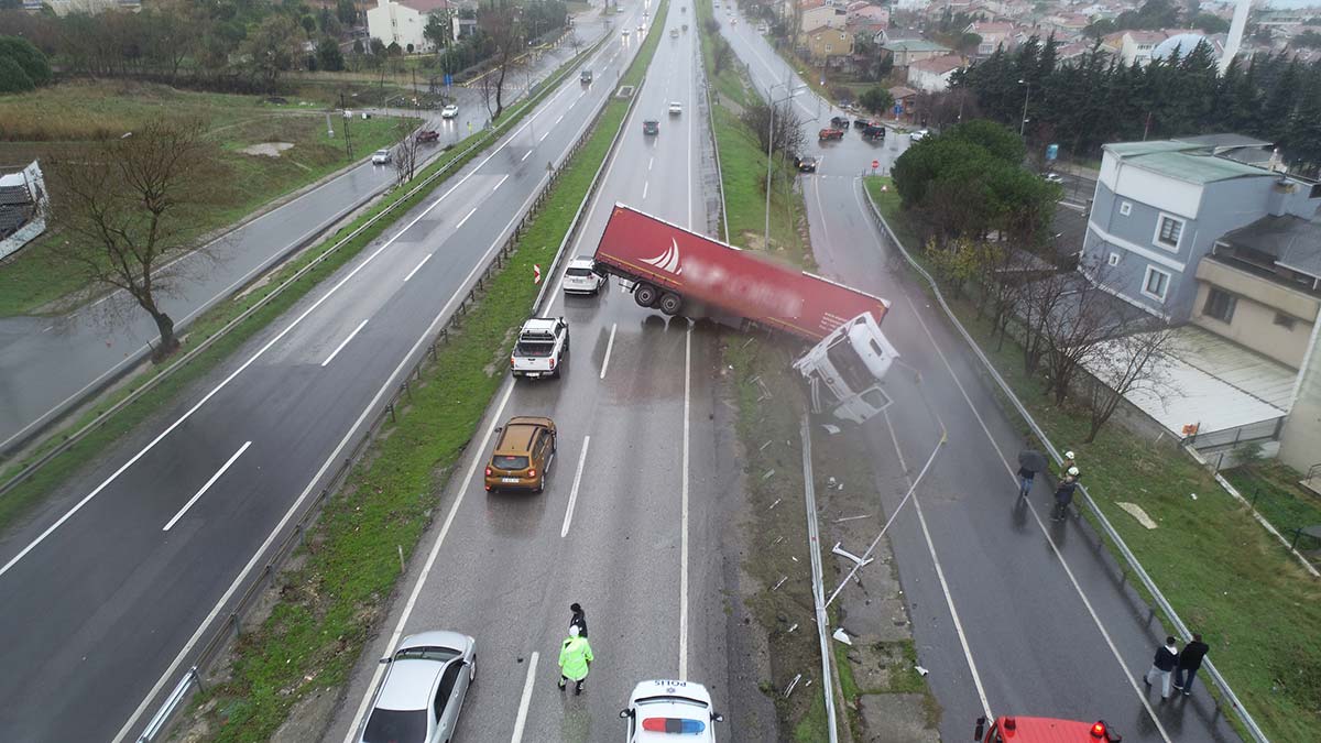Büyükçekmece'de TIR yoldan çıktı, askıda kaldı