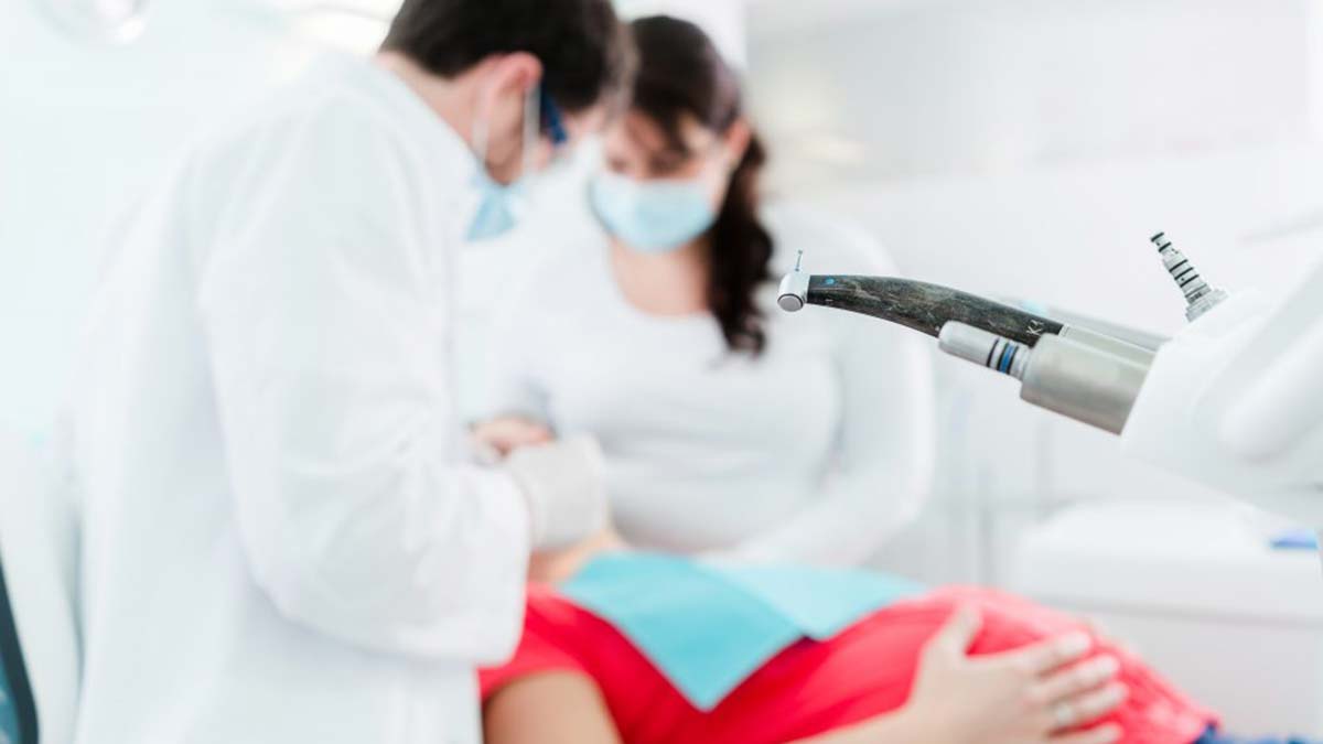 Özel Esentepe Hastanesi Diş Hastalıkları Bölümü’nden Uzm. Diş Hekimi Utku Toyman, "Hamilelik dönemi diş eti rahatsızlıklarını artırabilir" dedi.