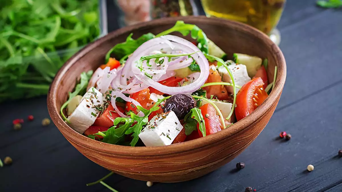 Greek salad with fresh tomato cucumber red onion basil feta cheese black olives italian herbs - yazarlar - haberton