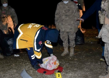 Hafif ticari araç uçuruma yuvarlandı; 2 ölü