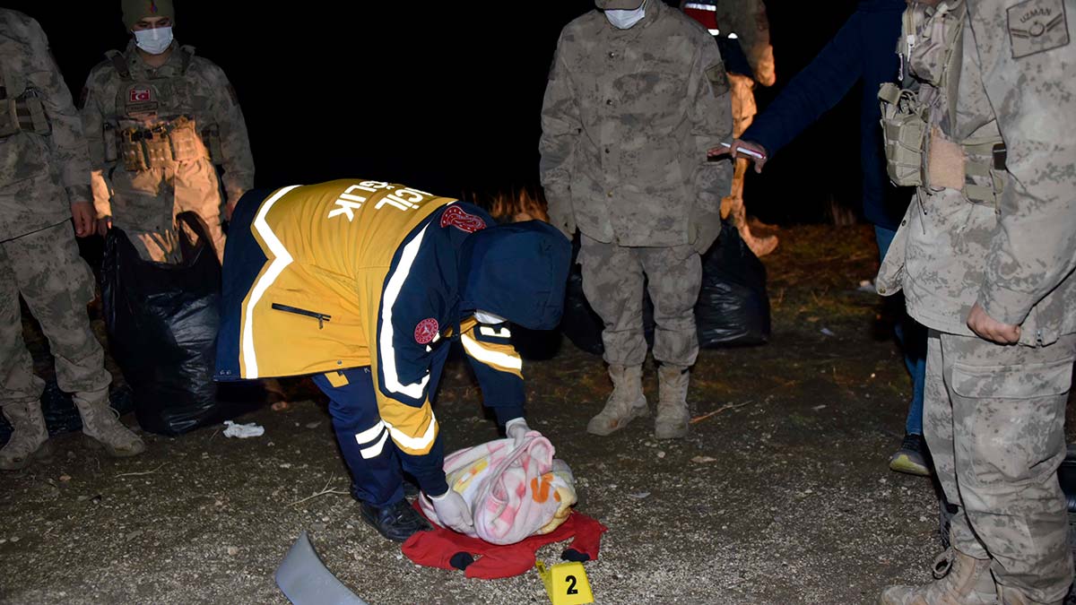 Hafif ticari araç uçuruma yuvarlandı; 2 ölü