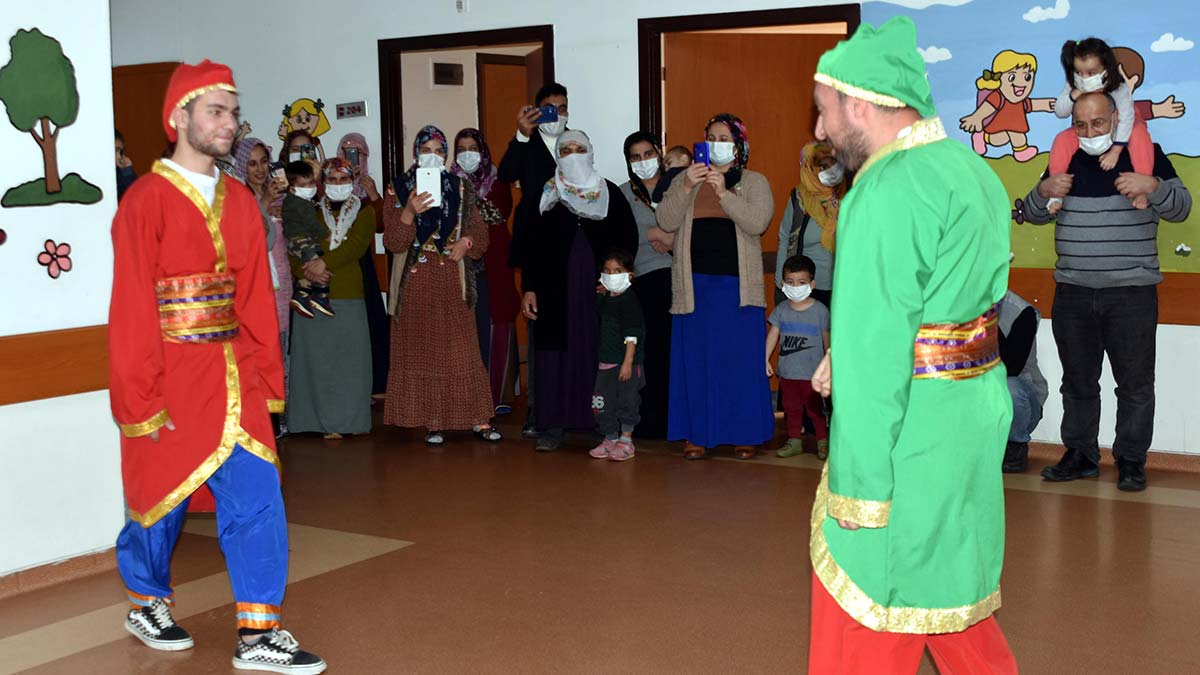 Çocuklara moral için Hacivat ve Karagöz oyunu