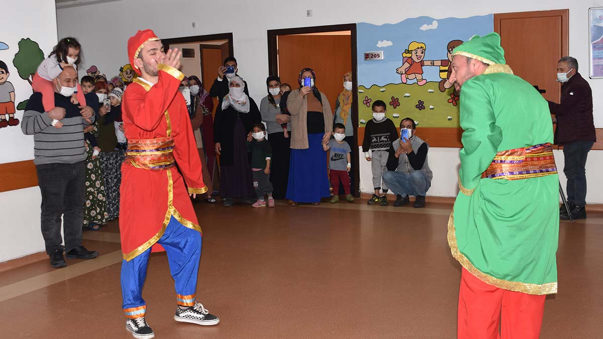 Çocuklara moral için Hacivat ve Karagöz oyunu