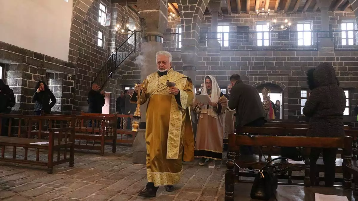 Hendek olaylarında zarar gören kilisede restorasyon tamamlandı,  surp hovsep ermeni katolik kilisesi'nde 100 yıl sonra ilk ayin yapıldı.