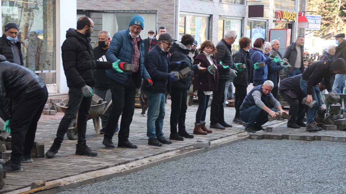 İmece usulü sokağı yenilediler