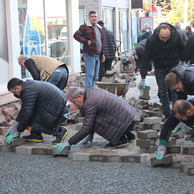 İmece usulü sokağı yenilediler