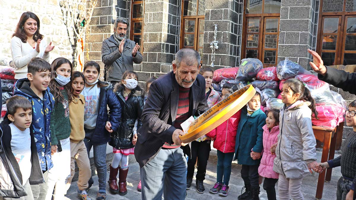 Dezavantajlı çocuklara gıda ve kıyafet dağıtıldı