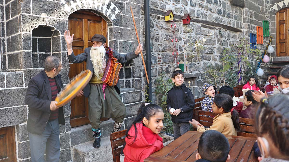 Dezavantajlı çocuklara gıda ve kıyafet dağıtıldı