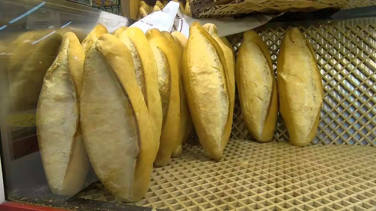 İstanbul'da ekmeğe gizli zam; hem gramajı düşürdüler hem de fiyatı artırdılar.